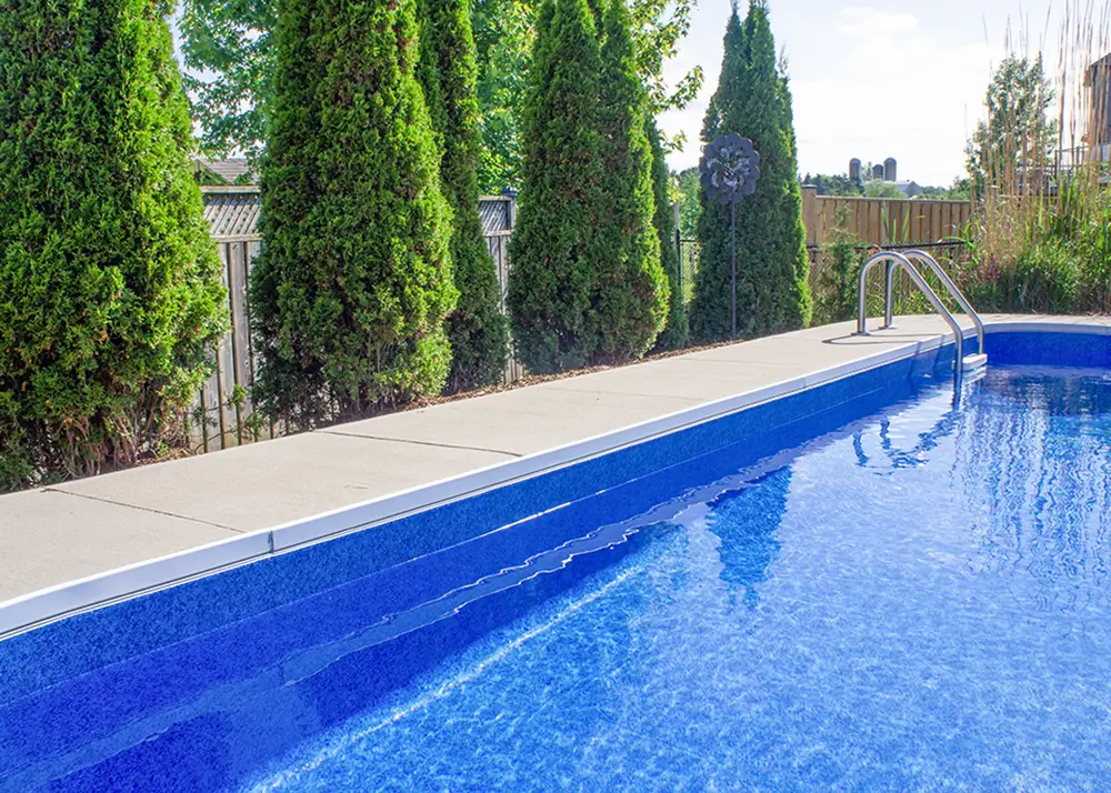 Choosing a pool liner with a borderless pattern