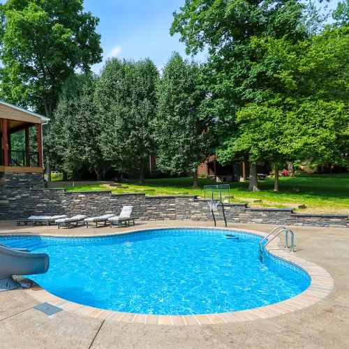 Freeform vinyl liner pool on a steel wall system