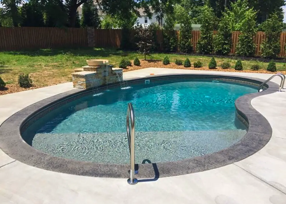 Inground vinyl pool built on a polymer wall system