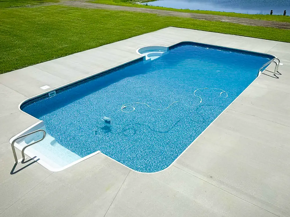 Rectangular vinyl pool built on a polymer wall system