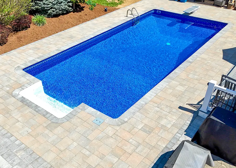 Rectangular vinyl pool built on a polymer wall system