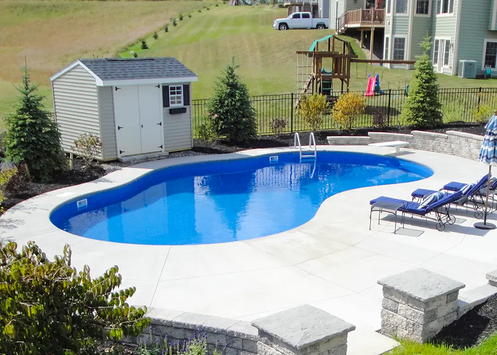 Vinyl liner pool built on a steel wall system