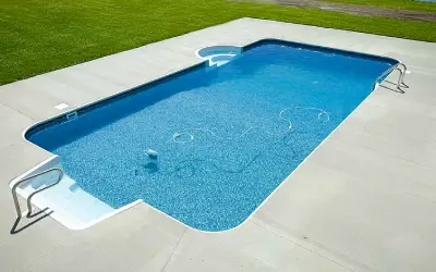 White Sweetwater Thermoform steps entering an inground pool