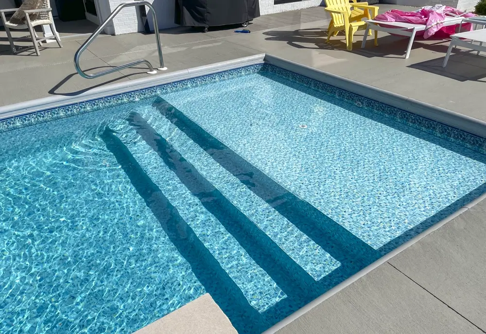 Hydra Pools rectangular vinyl liner pool with a wide tanning ledge