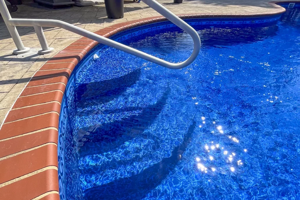 HD Electric Oxford in a Kidney shaped inground vinyl liner swimming pool