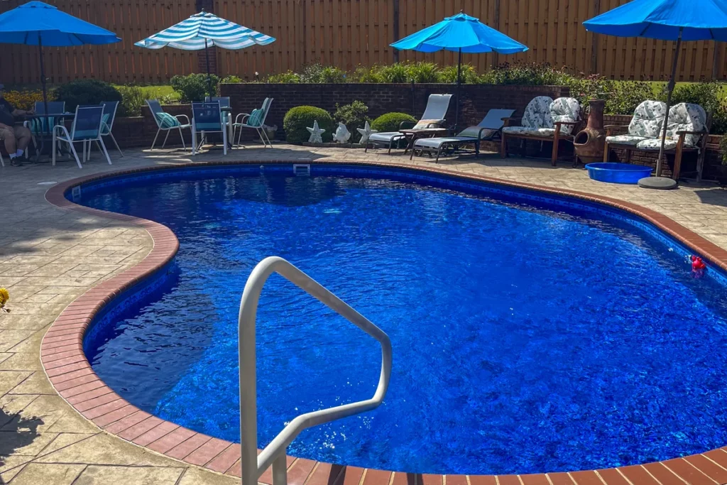 Kidney shaped inground vinyl liner pool with HD Electric Oxford liner pattern
